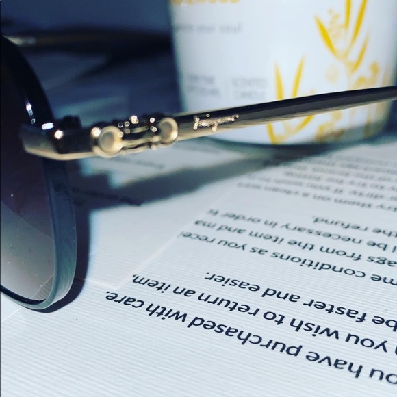Salvatore ferragamo Sunglasses gold with black rims and brown tinted lenses - Picture 3 of 16